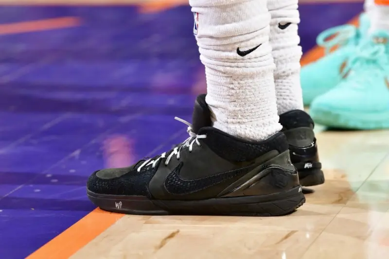 狄龙穿着Kobe4,空砍33分7篮板1助攻